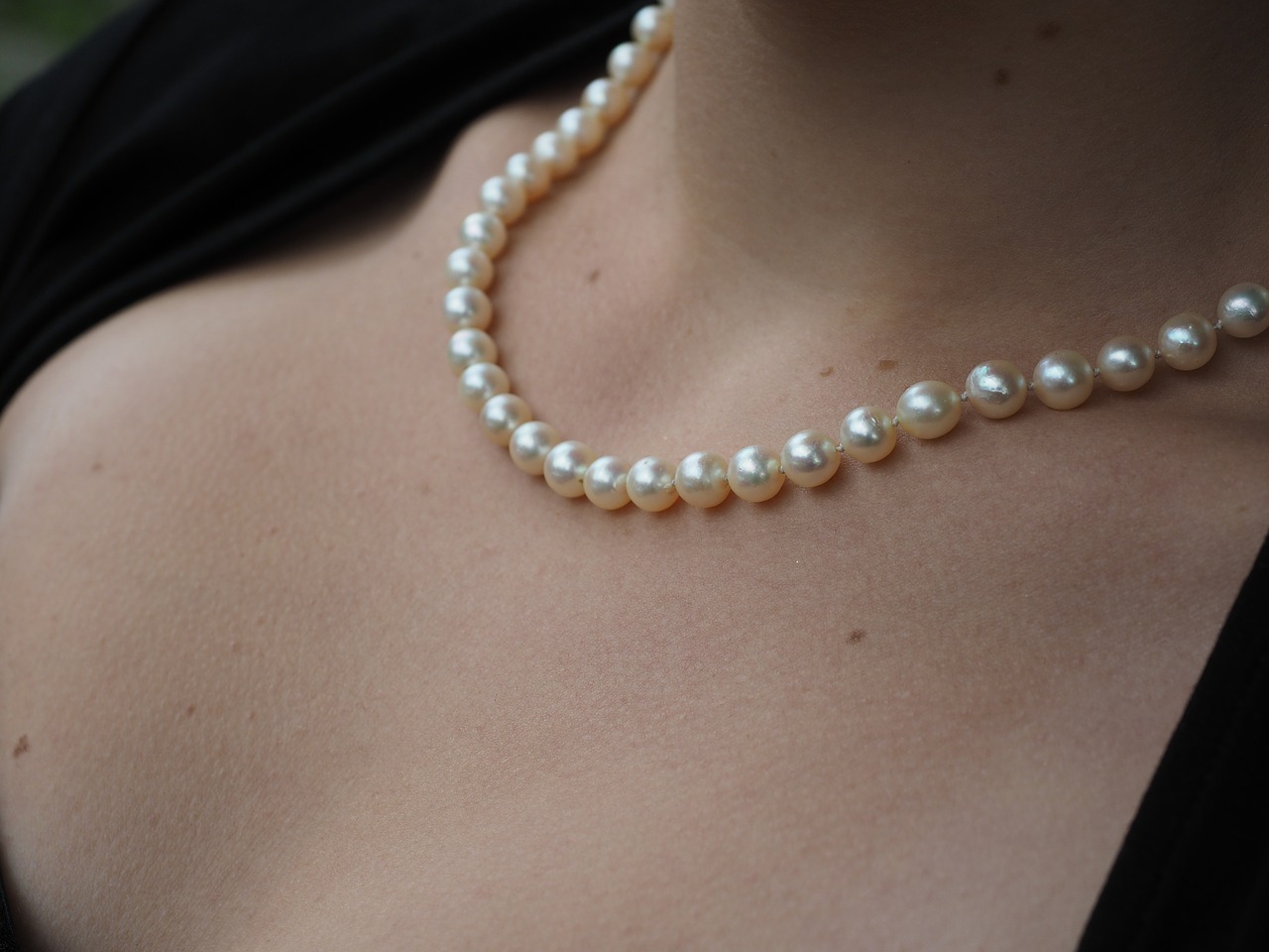 Top Tips On Rocking The Pearl Necklace