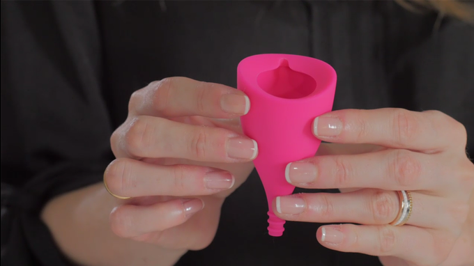 how to insert a menstrual cup