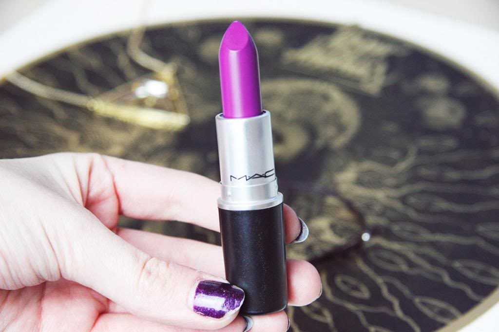 MAC Matte Lipstick "HEROINE". 